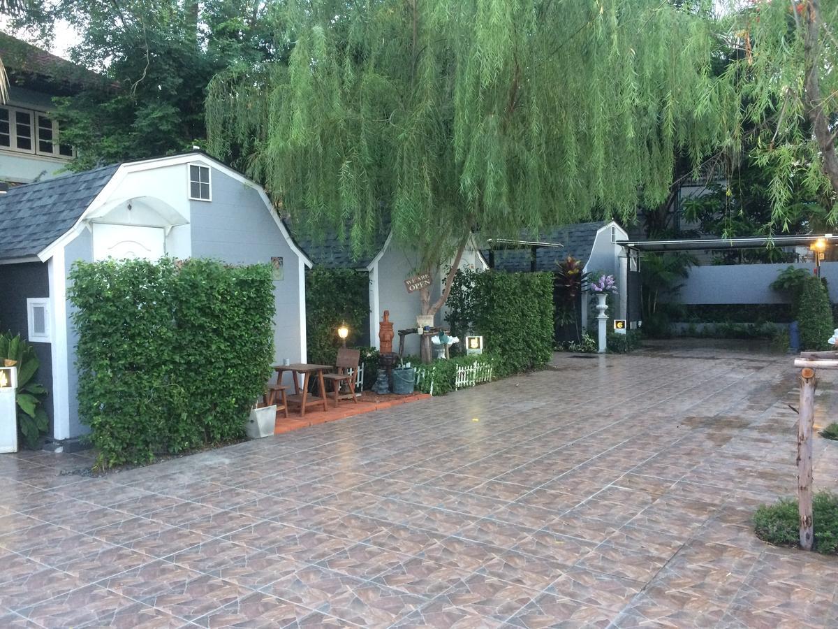 Kurina Hotel (Adults Only) Bangkok Exterior photo